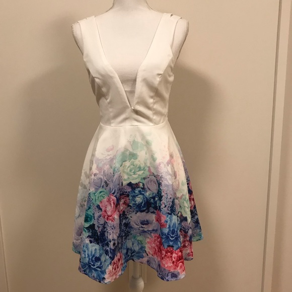 Floral Flowy Deep V-Neck Dress- small - Picture 9 of 9